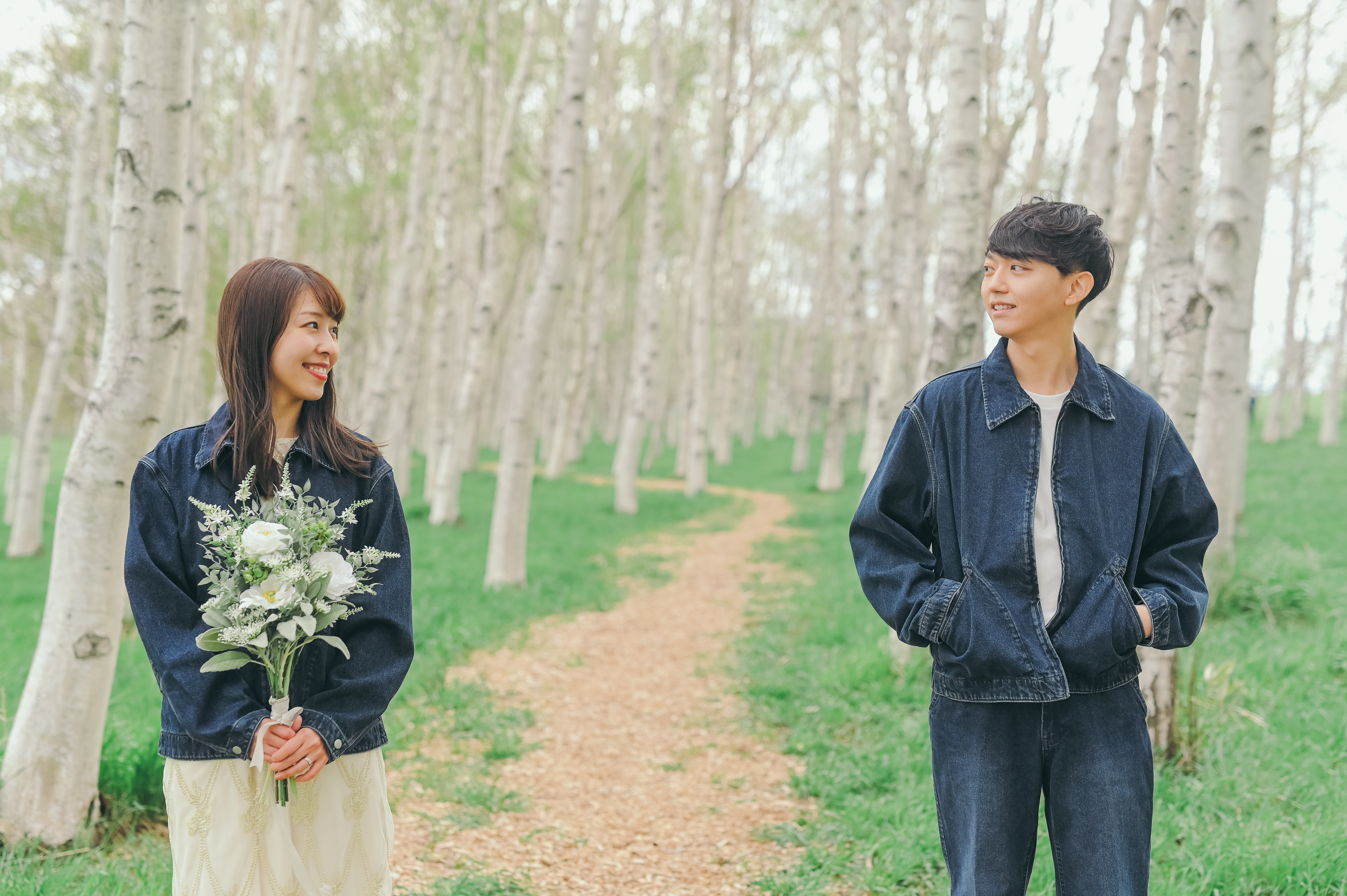 自然の中で微笑み合う2人