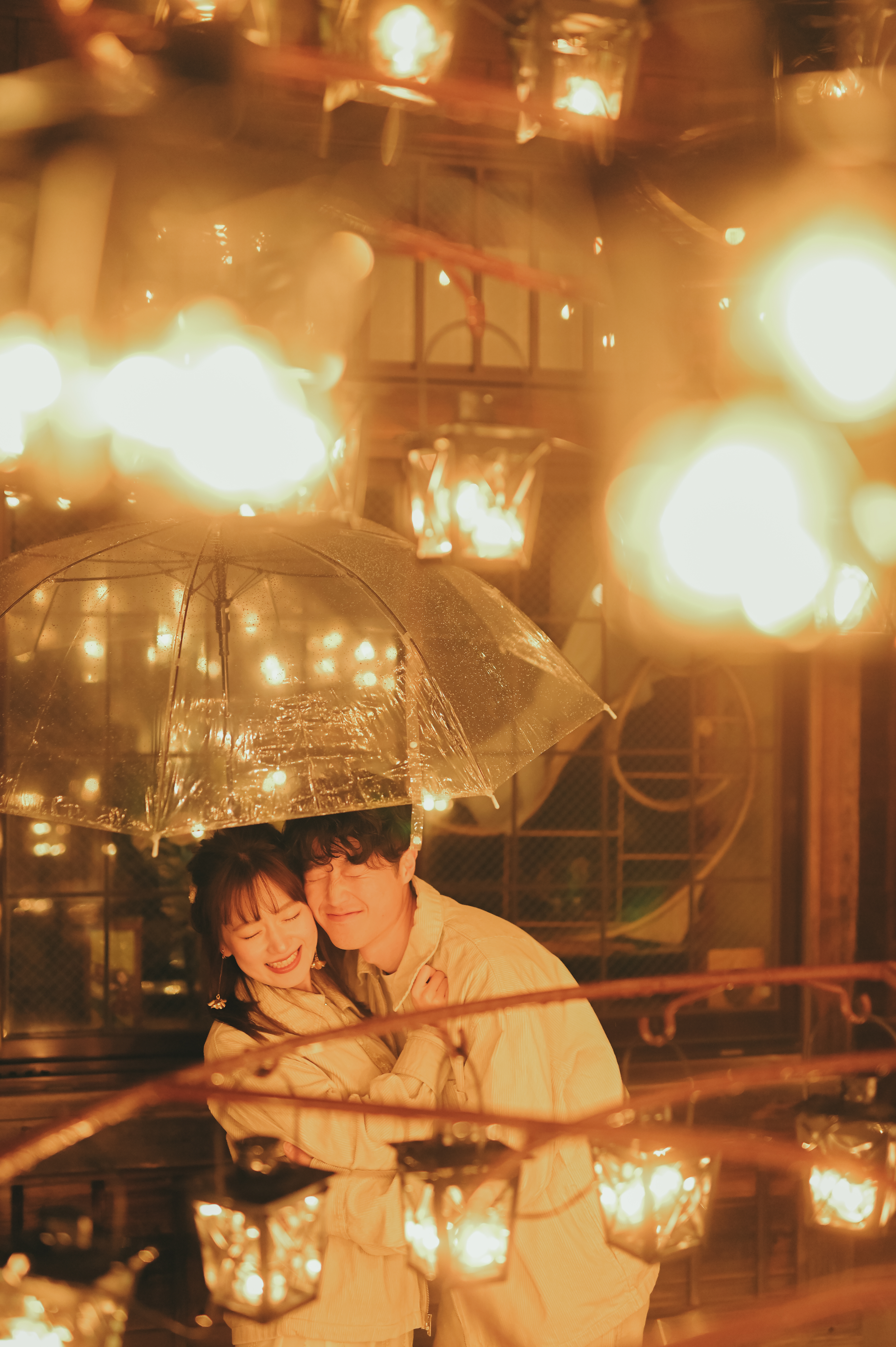 イルミネーションを前に微笑む男女