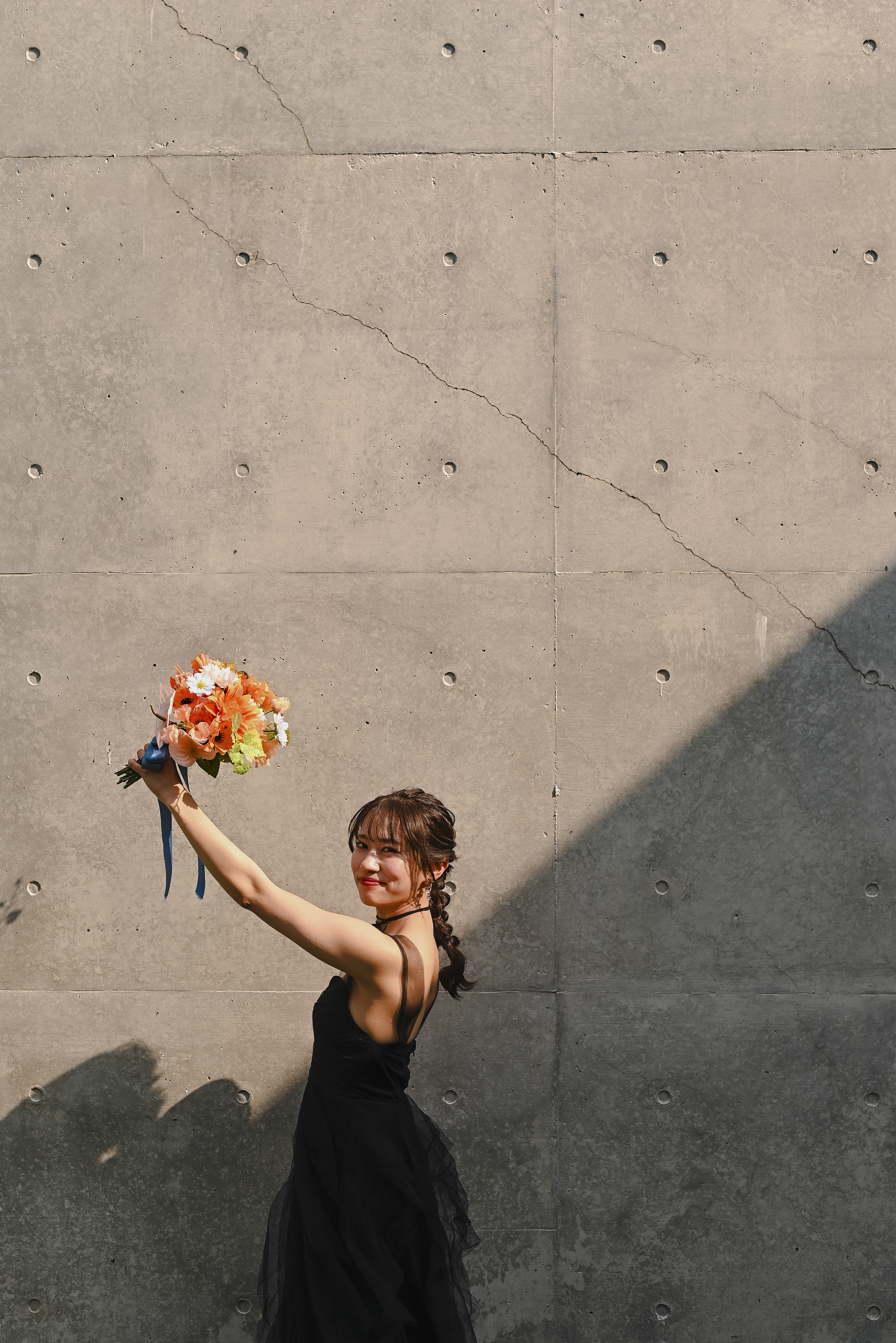 オレンジのブーケを持つ女性