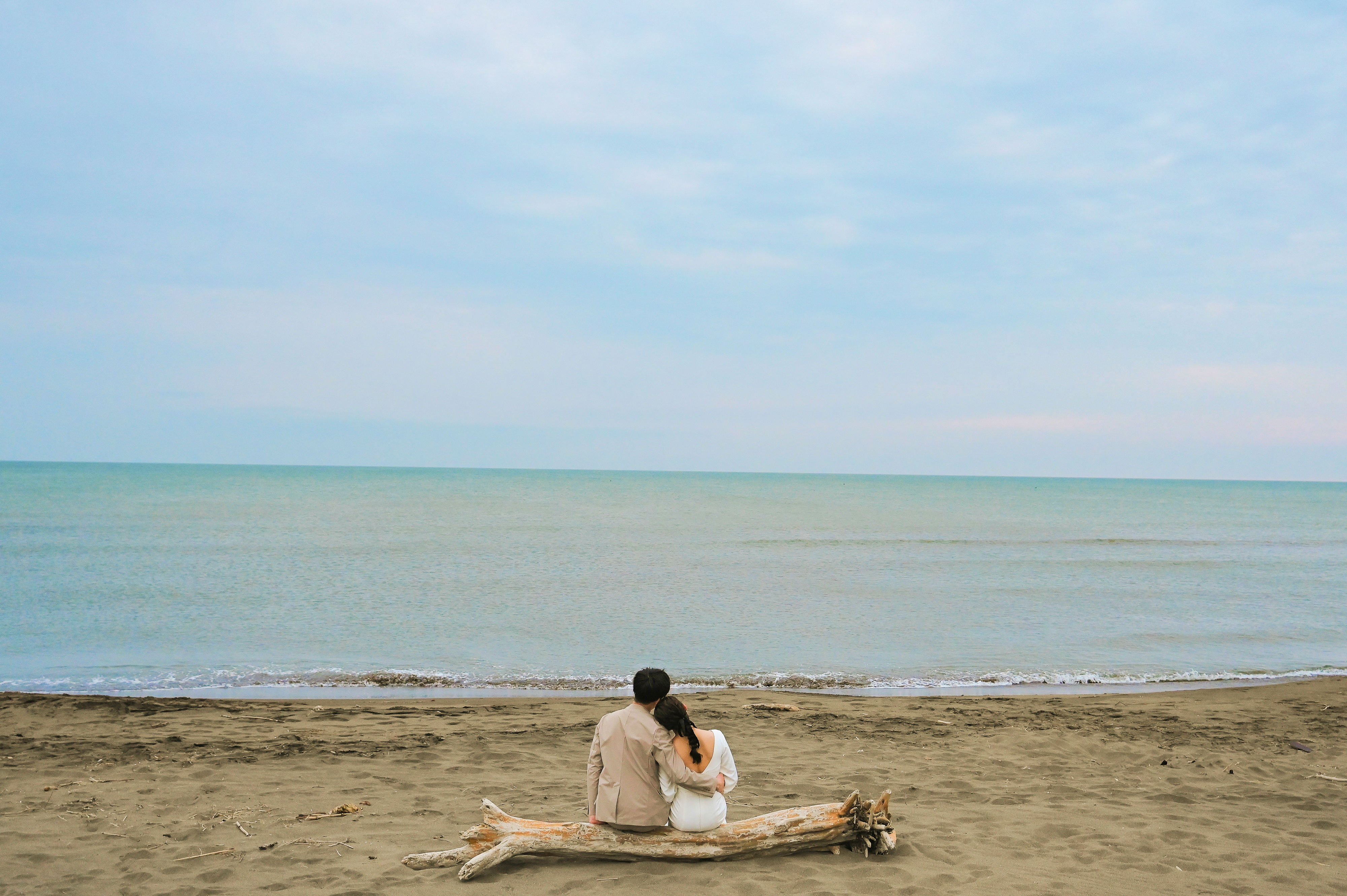 海を眺めている男女