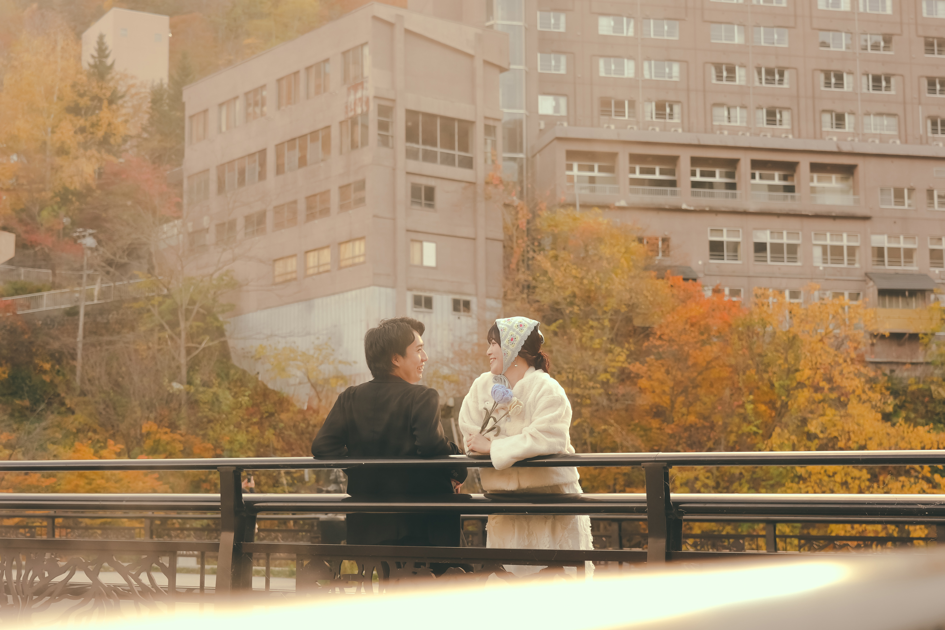 紅葉を背景に微笑む男女