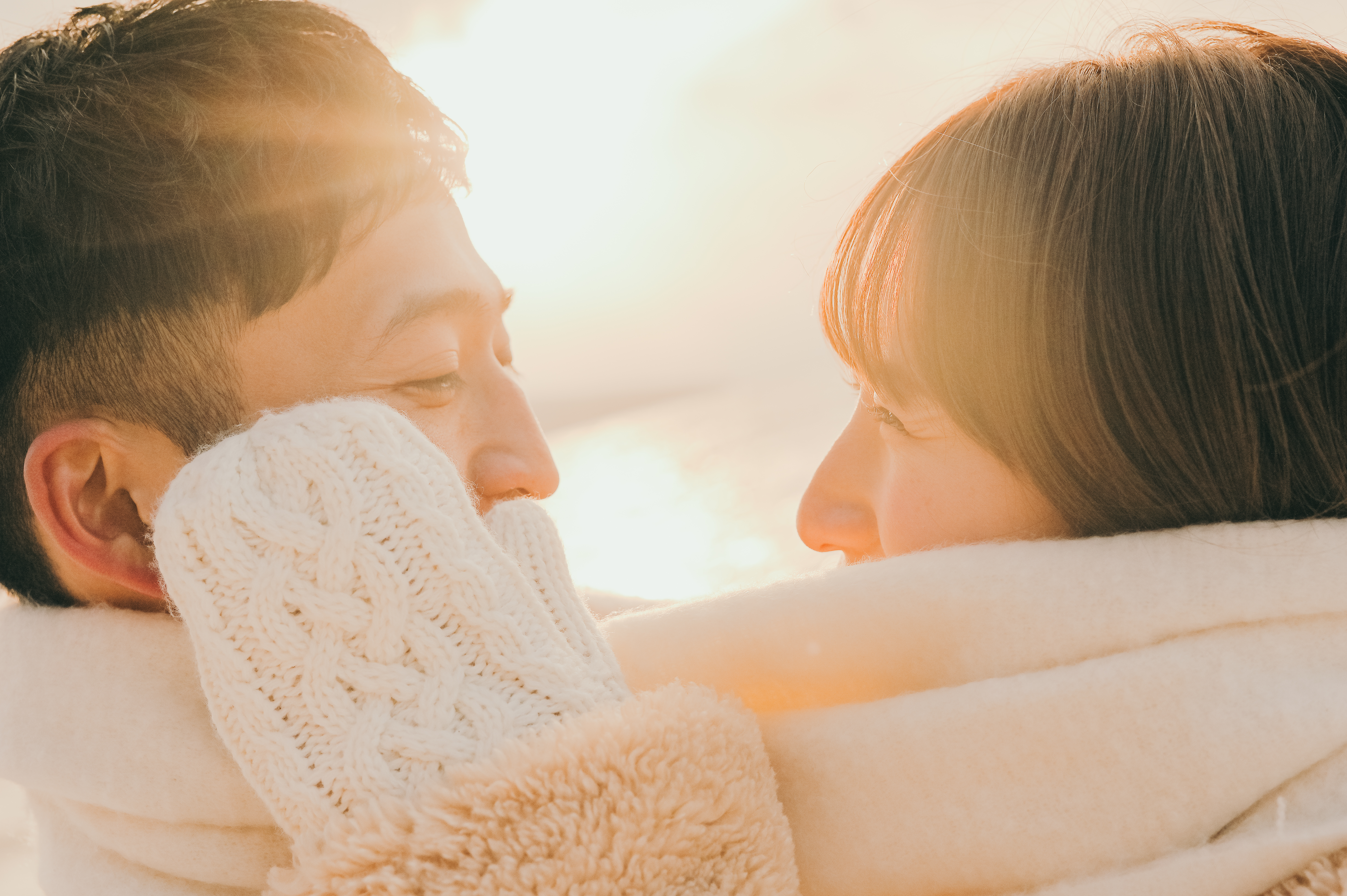 顔を近づけて微笑む男女