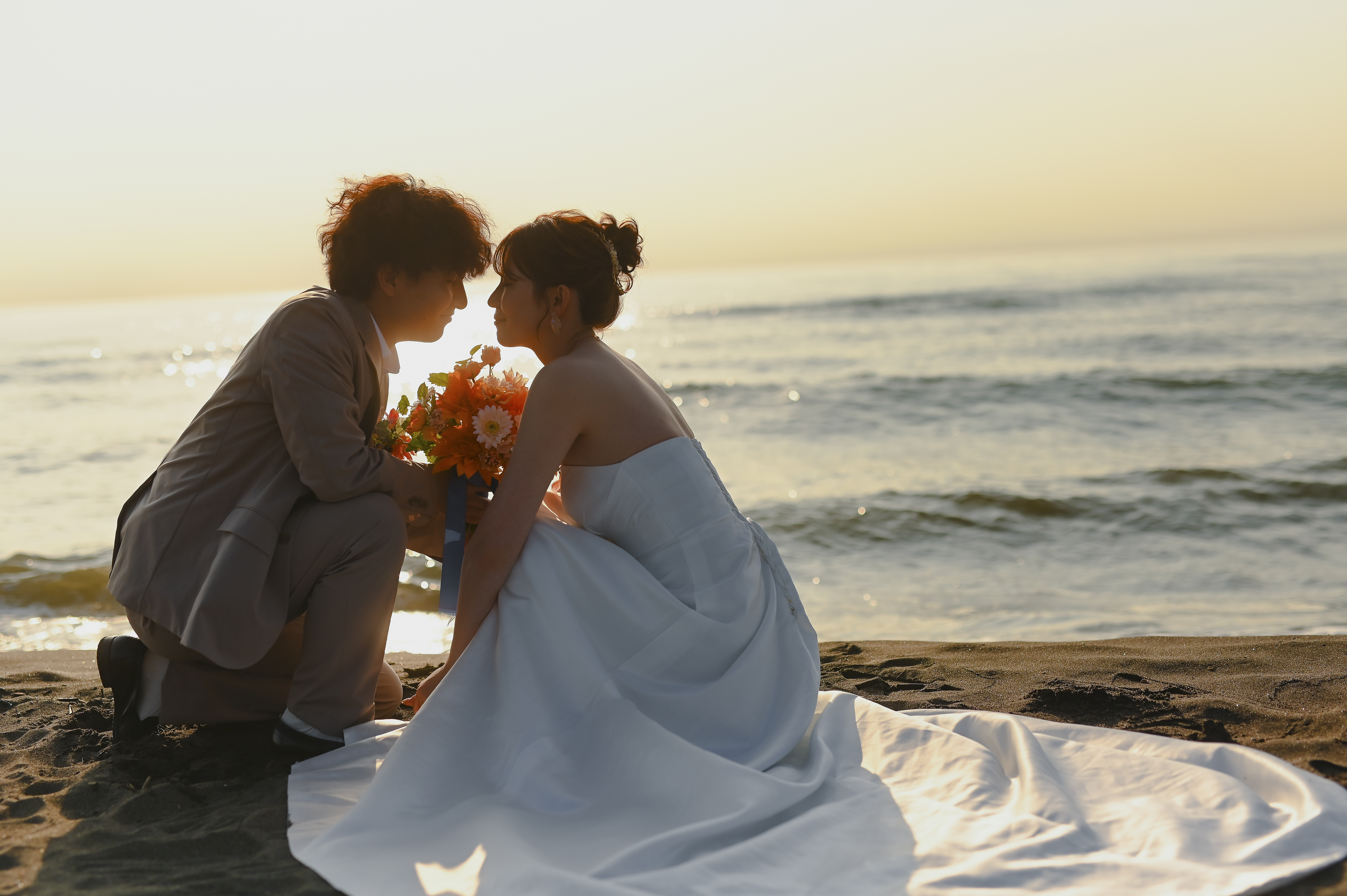 夕陽が綺麗な砂浜でのウエディングフォト