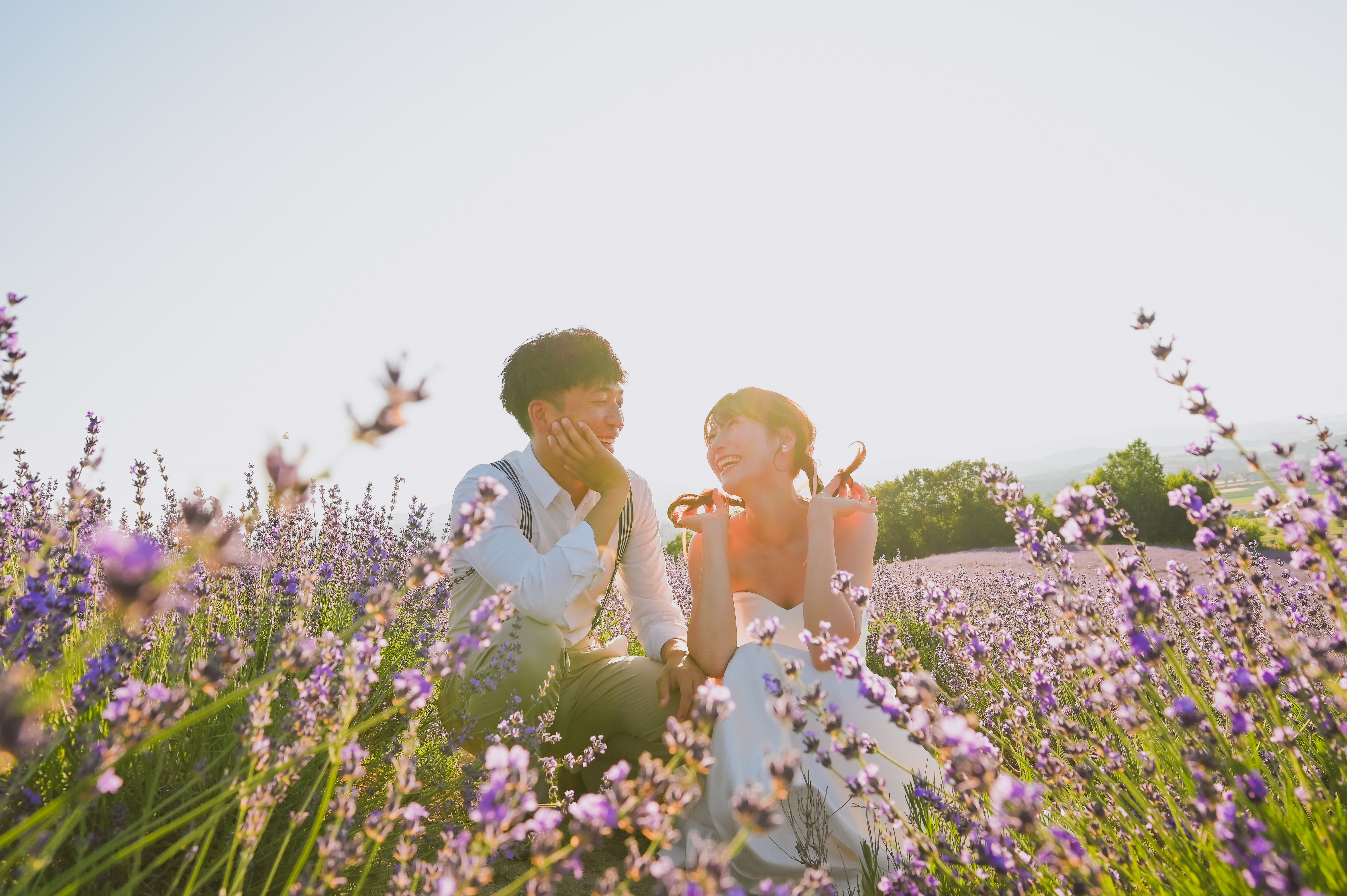 ラベンダー畑で微笑む男女