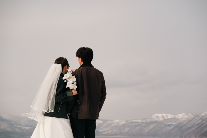 雪山を眺める男女