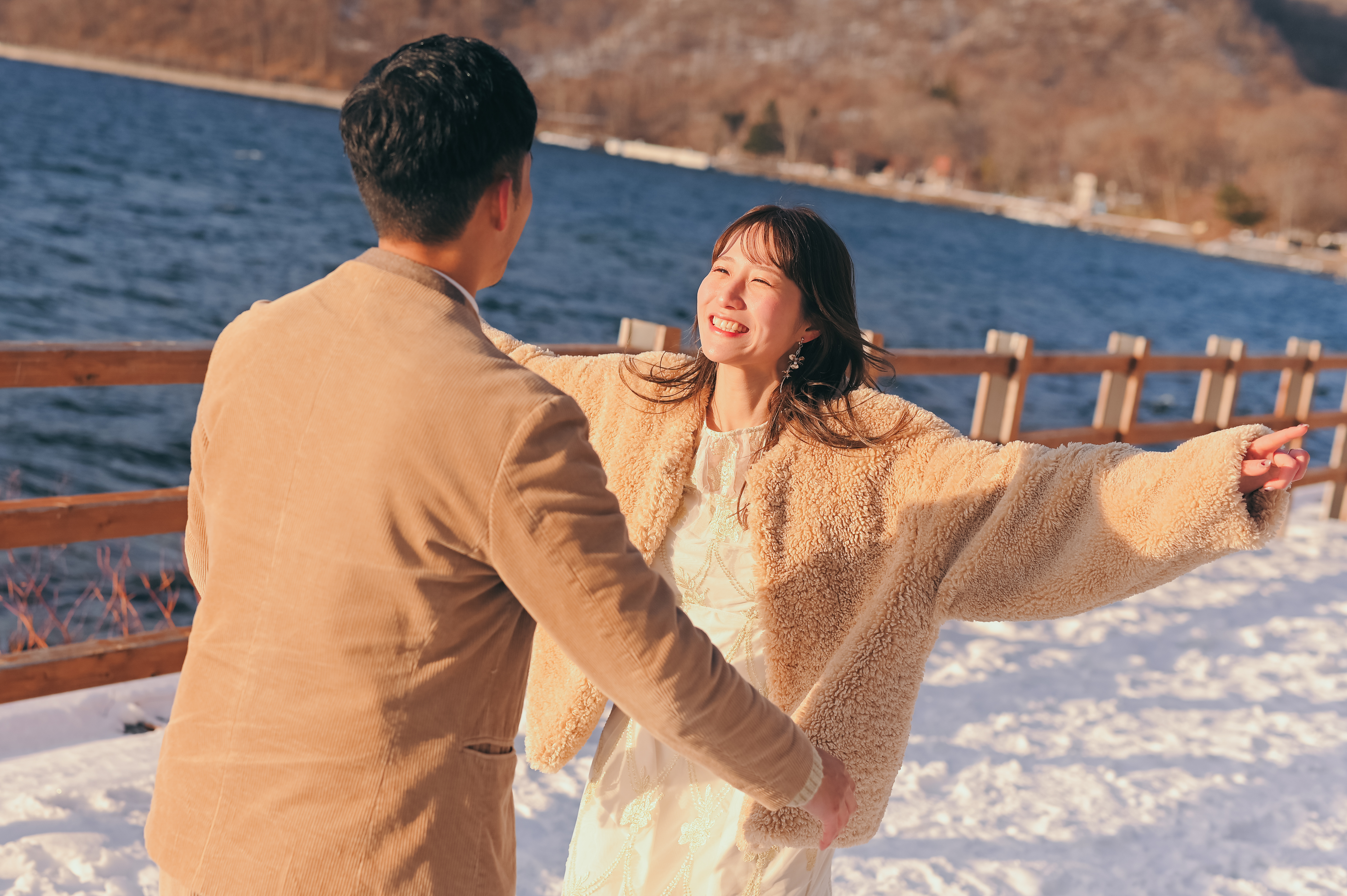 男性に駆け寄る女性