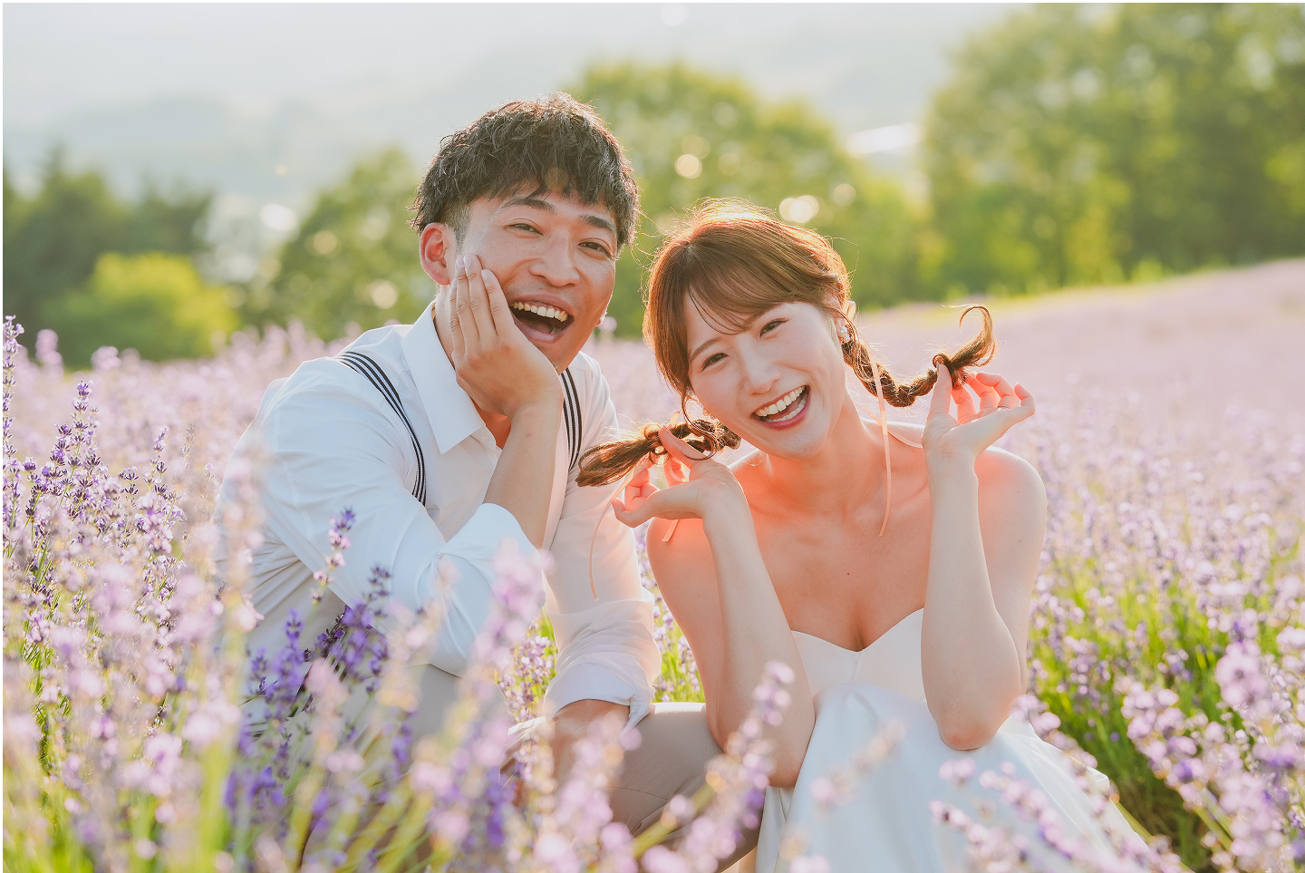 ラベンダー畑で微笑むふたり