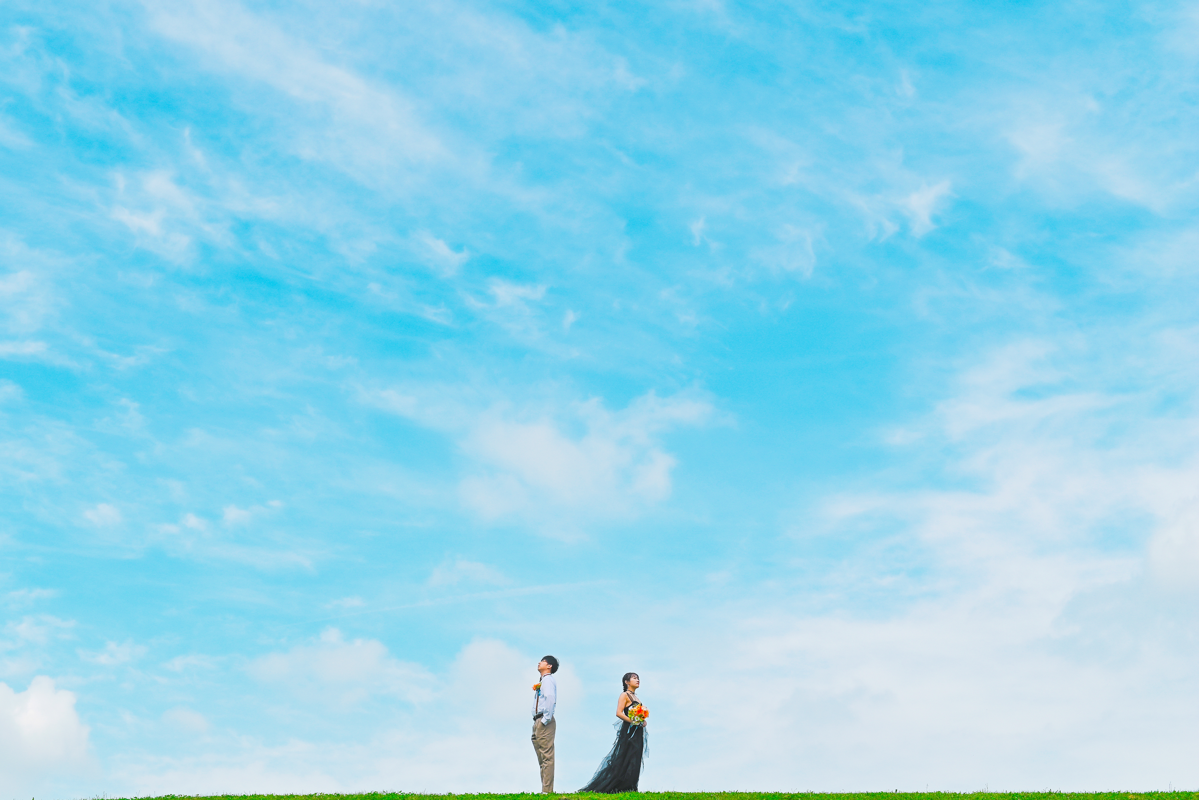 青空が際立つ自然感じるウエディングフォト
